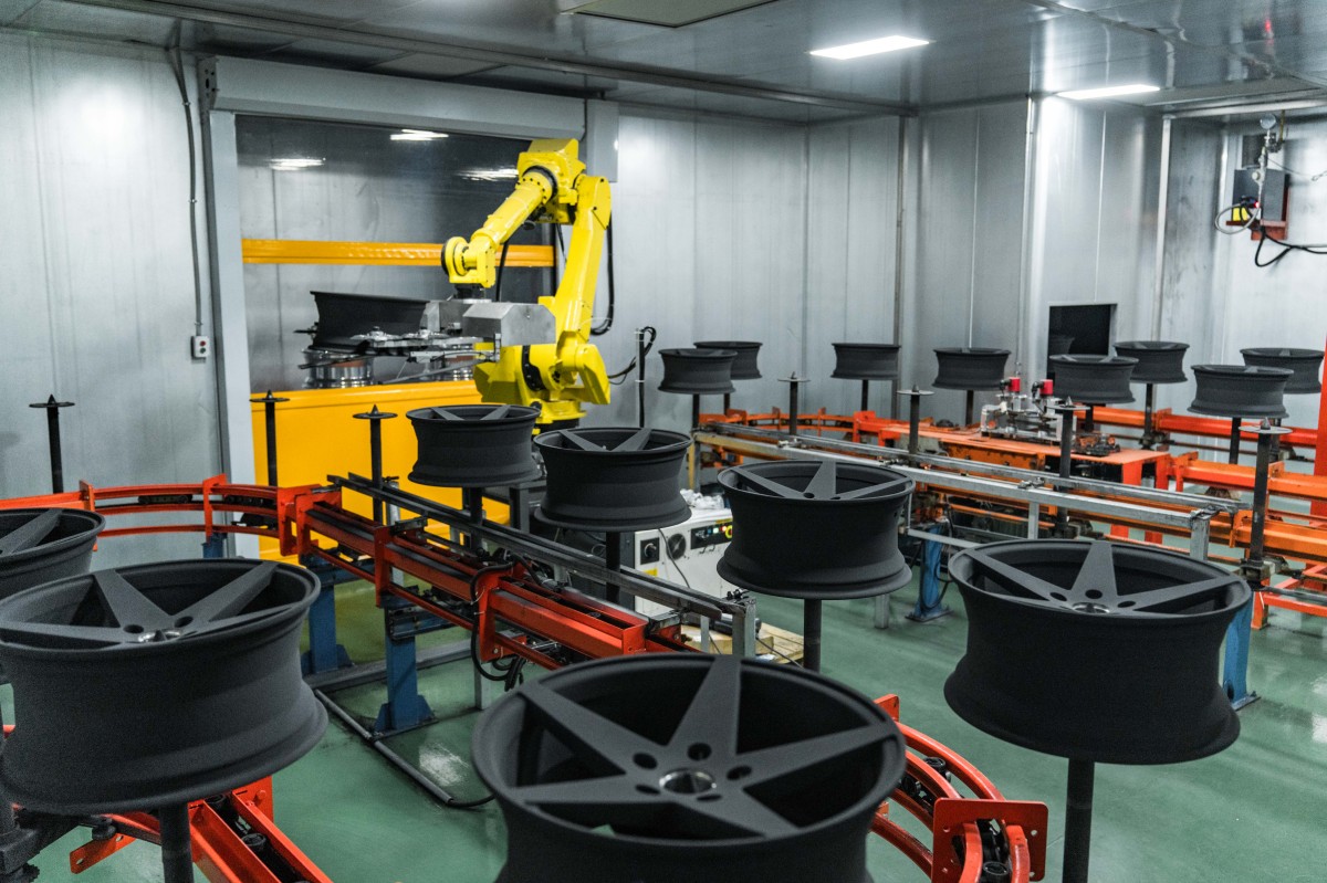 Intelligent Conveyor Transfer & Robotic Paint Cell